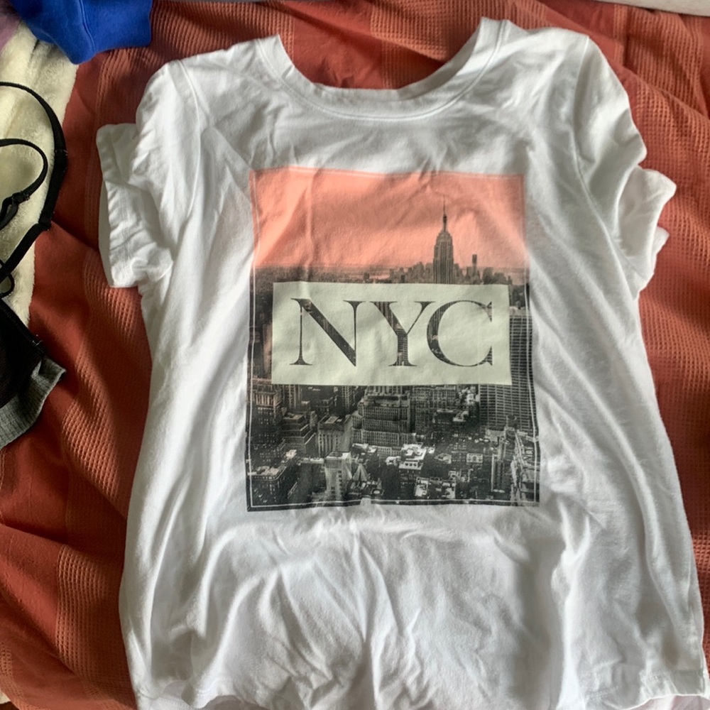 White old navy t shirt